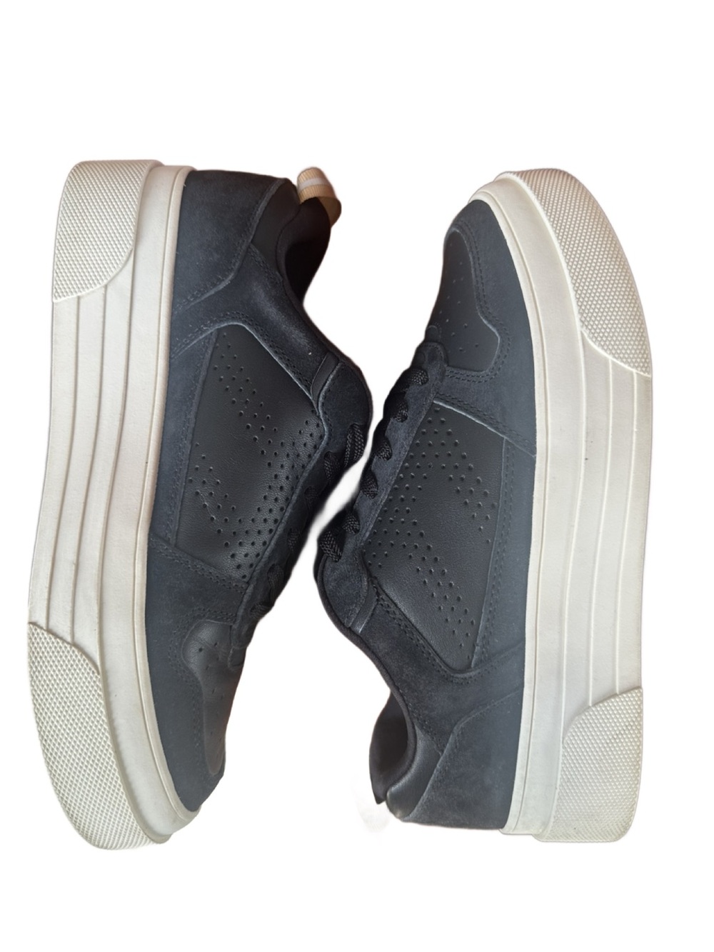 Le Tigre Women’s Black Suede Low-Top Platform Sneakers with Cream Sole Accents - Picture 2 of 8